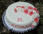 C - 105.
Torta s priemerom 32 cm 35-40 rezová
Cena s plnkou so základných príchutí je:
110.00 €