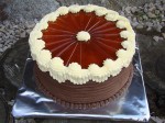 Okrúhla dobošová torta s karamelom.